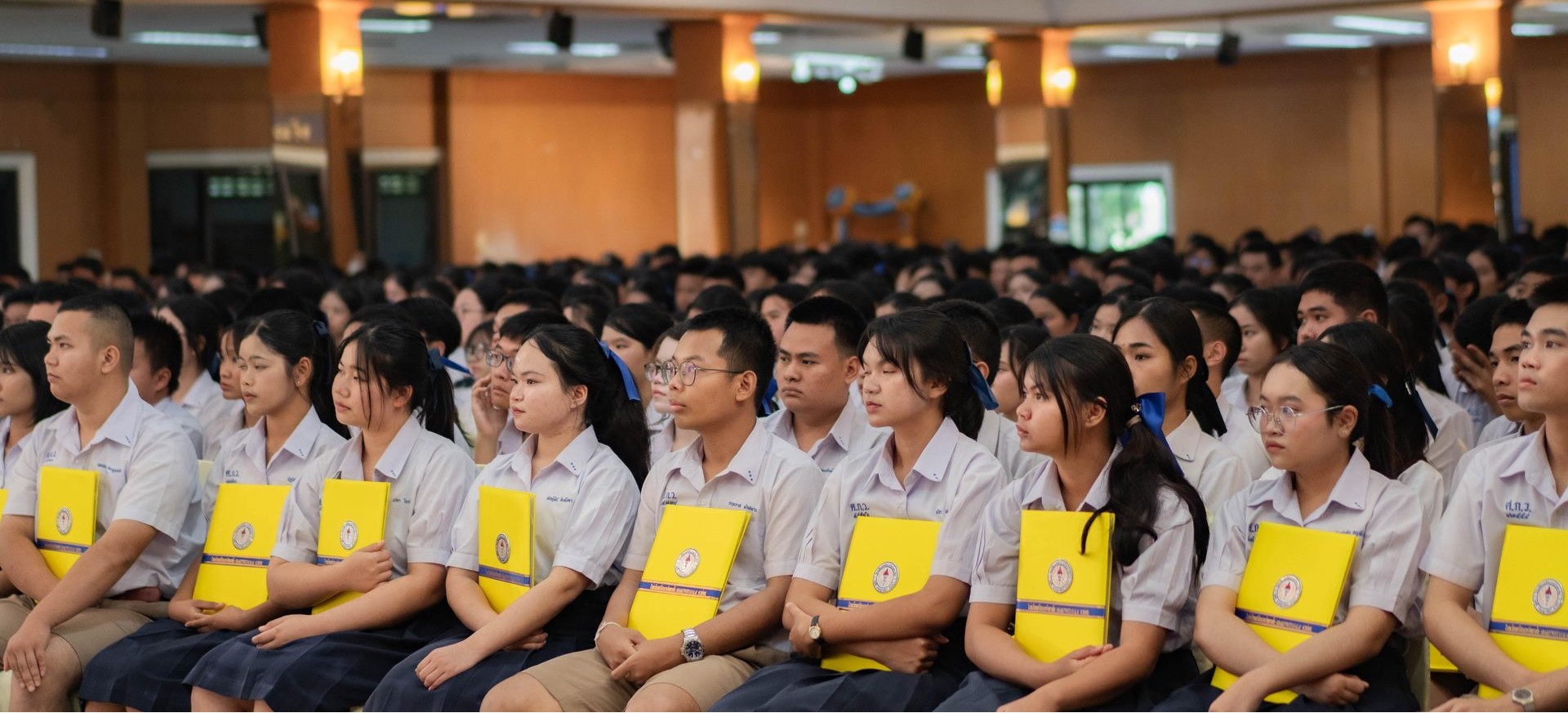 นักเรียนในพิธีมอบประกาศนียบัตร